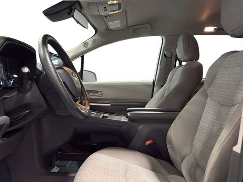Used 2024 Toyota Sienna LE FWD image 24