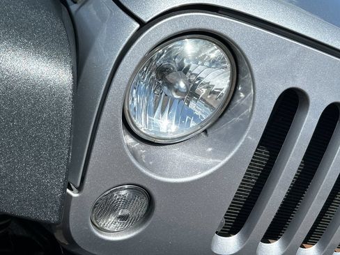 Used 2015 Jeep Wrangler Unlimited Rubicon w/ Connectivity Group AWD/4WD image 18
