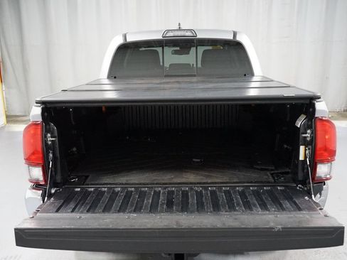 Used 2018 Toyota Tacoma SR5 AWD/4WD image 28