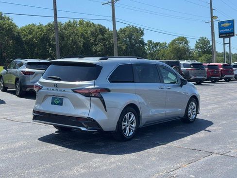 Used 2023 Toyota Sienna XSE AWD/4WD image 5