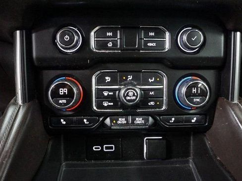 Used 2021 Chevrolet Suburban LT w/ LT Signature Package RWD image 22