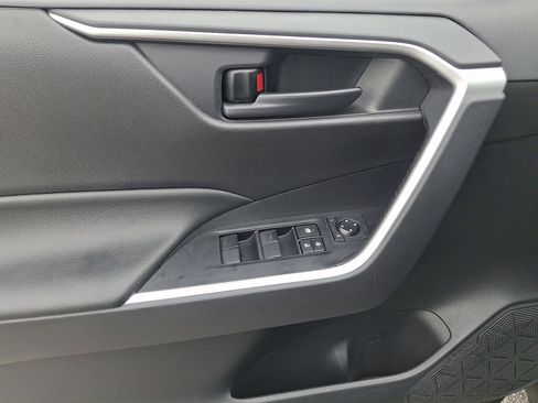 Used 2021 Toyota RAV4 LE AWD/4WD image 12