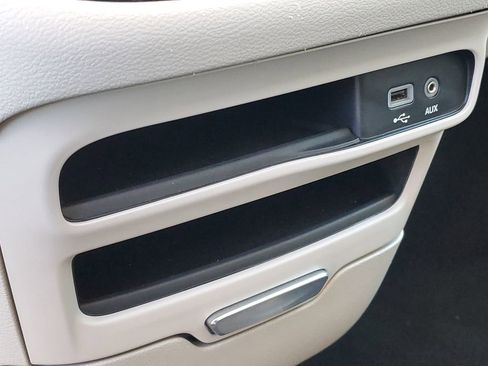 Used 2020 Chrysler Pacifica Touring-L image 21