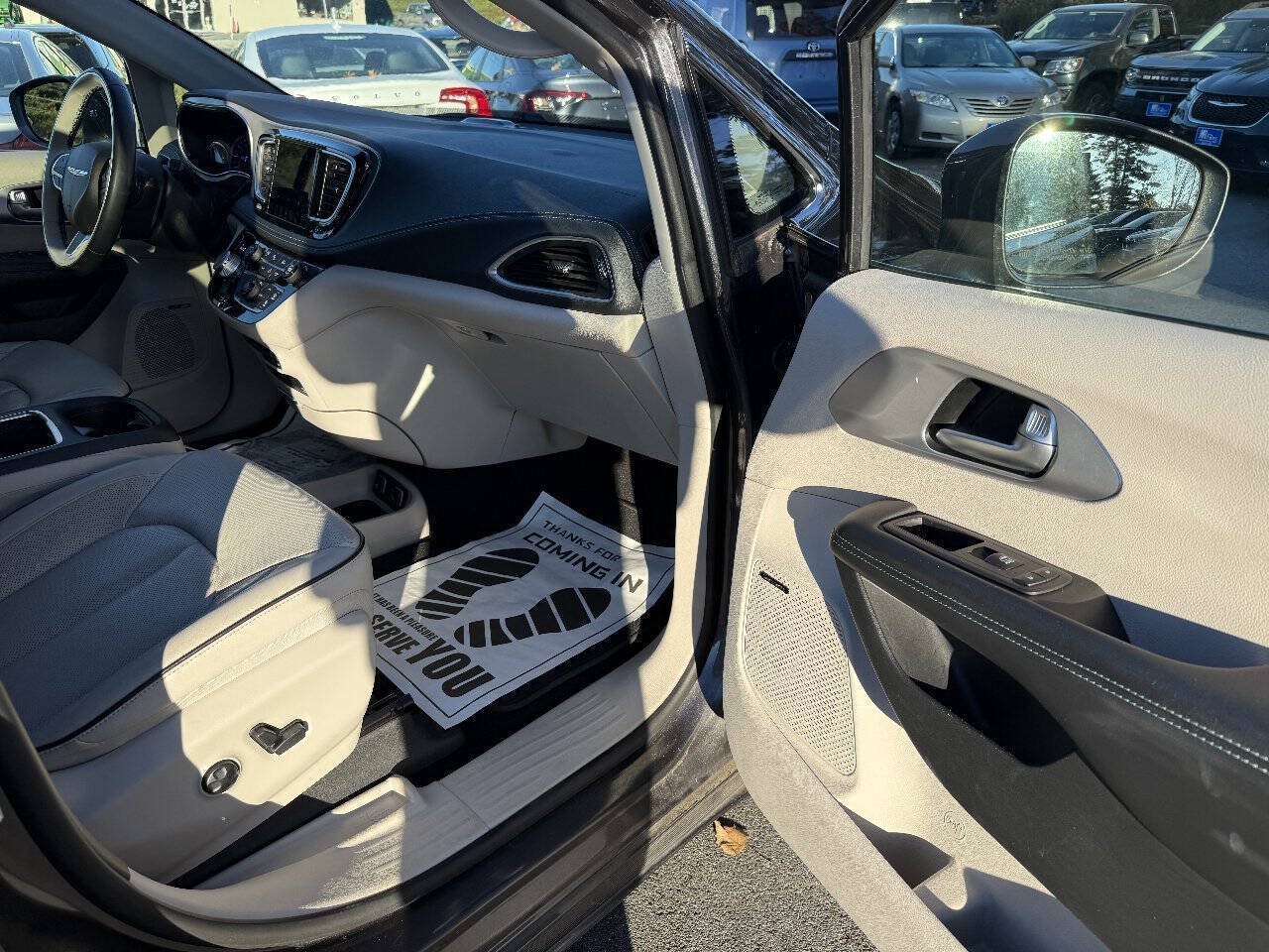 Used 2018 Chrysler Pacifica Limited w/ Advanced Safetytec Group FWD image 14