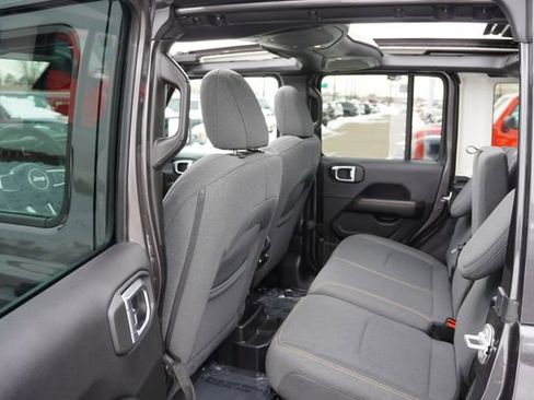 Used 2025 Jeep Wrangler Unlimited Sahara w/ Safety Group AWD/4WD image 18