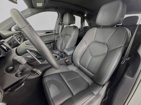 Certified 2026 Porsche Macan AWD/4WD image 5