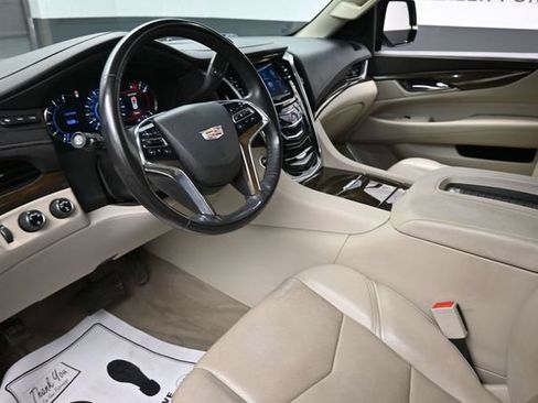 Used 2020 Cadillac Escalade Luxury AWD/4WD image 18