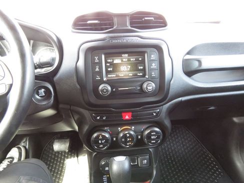 Used 2017 Jeep Renegade Latitude w/ Popular Equipment Group AWD/4WD image 25