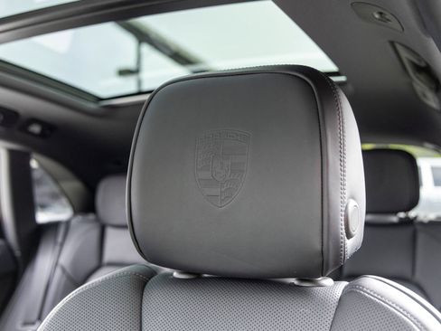Certified 2026 Porsche Macan AWD/4WD image 33