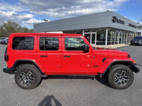 Used 2025 Jeep Wrangler Sahara image 6