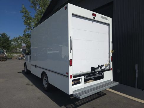 Used 2019 Chevrolet Express 3500 w/ Driver Convenience Package RWD image 3