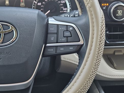 Used 2023 Toyota Highlander XLE image 28