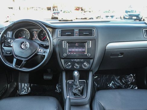 Used 2017 Volkswagen Jetta SE image 12
