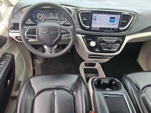 Used 2023 Chrysler Pacifica Touring-L FWD image 16