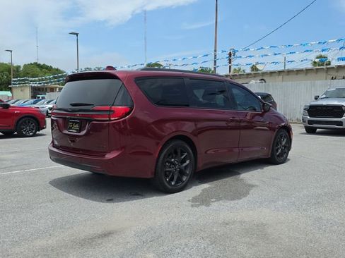 Used 2022 Chrysler Pacifica Limited w/ S Appearance Package FWD image 4