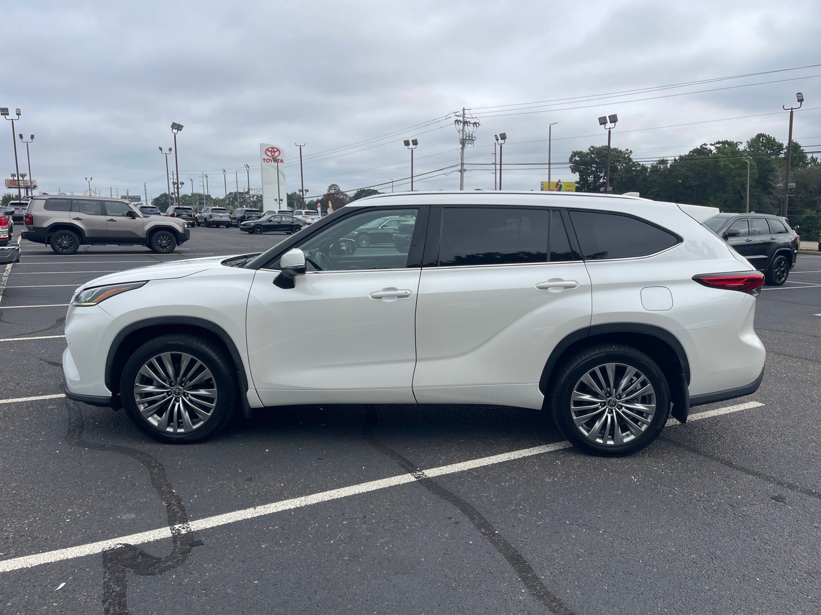 Used 2021 Toyota Highlander Platinum AWD/4WD image 13