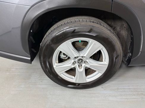 Used 2023 Toyota Highlander L image 11