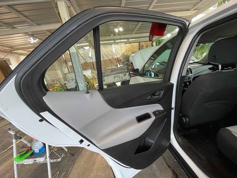 Used 2018 Chevrolet Equinox LS FWD image 12