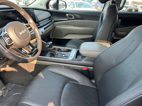 Used 2026 Kia Carnival FWD image 11