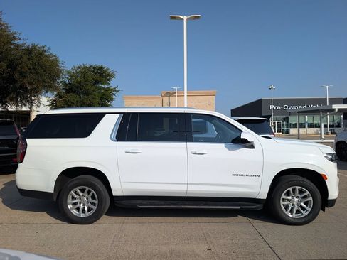 Used 2024 Chevrolet Suburban LT RWD image 3