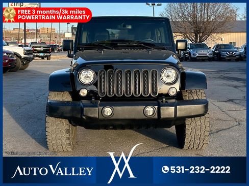 Used 2018 Jeep Wrangler Unlimited Sahara w/ Connectivity Group AWD/4WD image 2