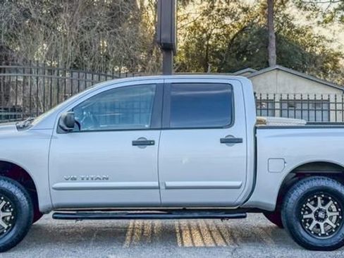 Used 2011 Nissan Titan SV image 3