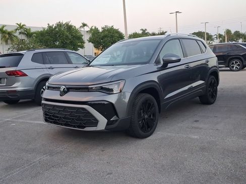 New 2026 Volkswagen Taos SE FWD image 3