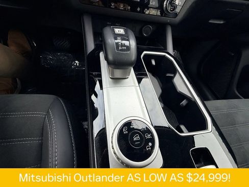 Used 2025 Mitsubishi Outlander SE FWD image 12