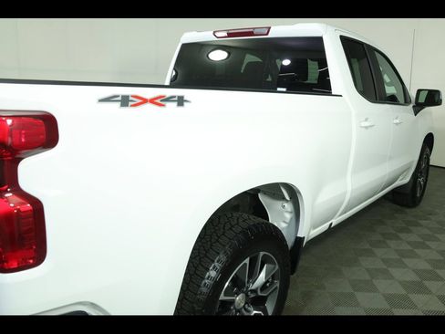Used 2023 Chevrolet Silverado 1500 LT AWD/4WD image 22