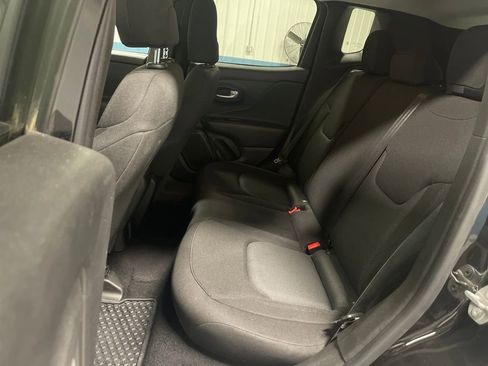 Used 2023 Jeep Renegade Latitude image 28