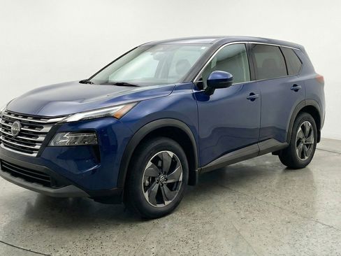 Used 2025 Nissan Rogue SV image 3