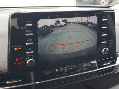 Used 2024 Toyota Sienna XLE FWD image 23