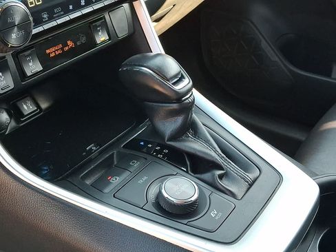 Used 2019 Toyota RAV4 XSE AWD/4WD image 17