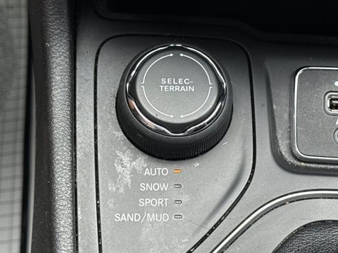 Used 2019 Jeep Cherokee Latitude Plus AWD/4WD image 18