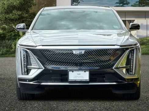 Certified 2024 Cadillac Lyriq Luxury AWD/4WD image 9