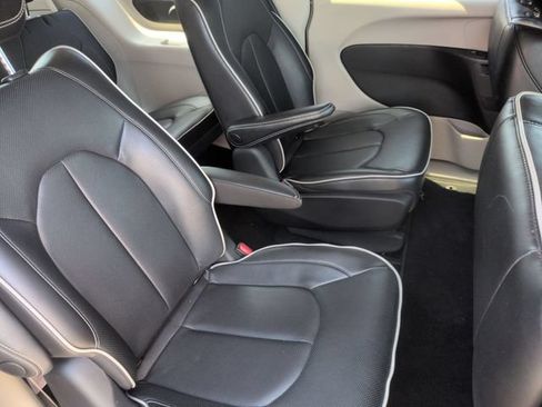 Used 2023 Chrysler Pacifica Limited FWD image 34