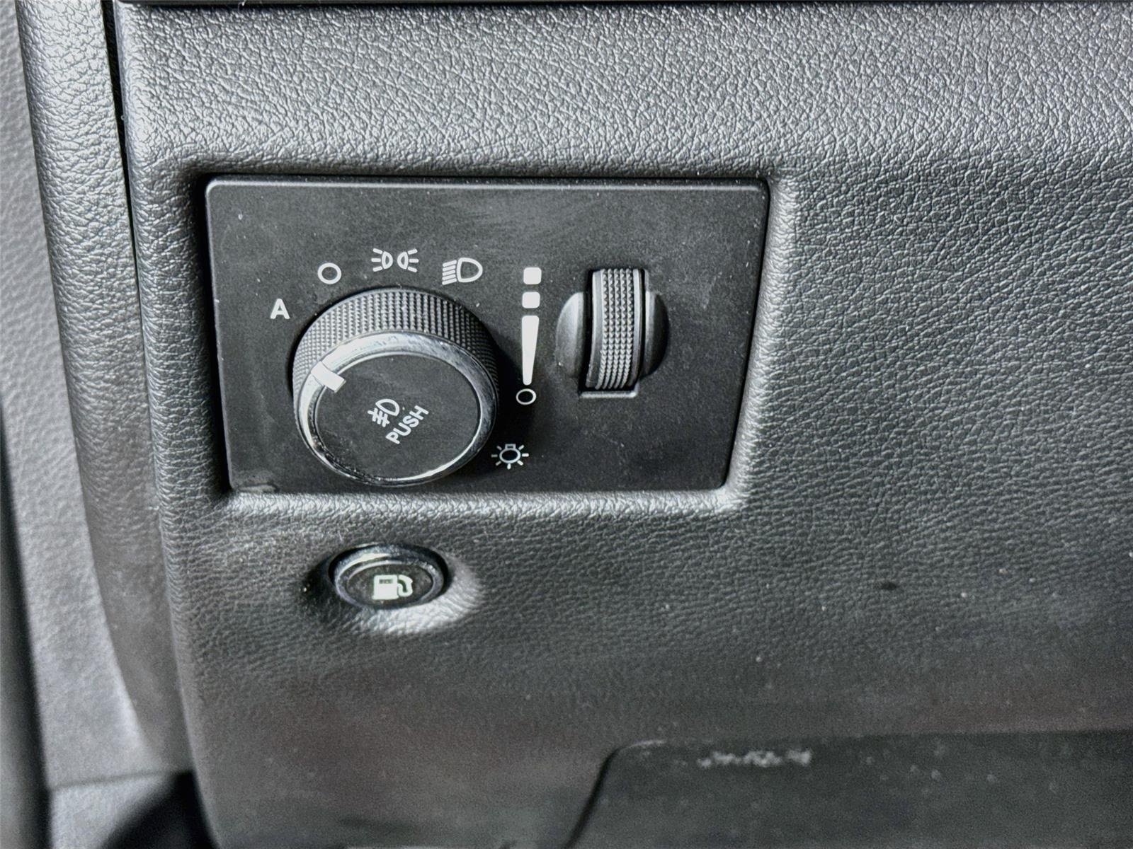 Used 2020 Jeep Grand Cherokee Altitude RWD image 10
