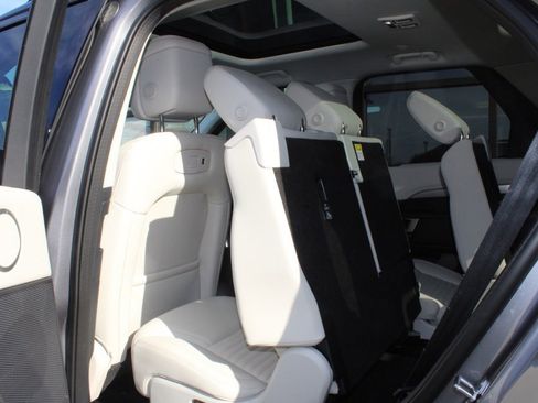 Certified 2025 Land Rover Discovery Dynamic SE image 37