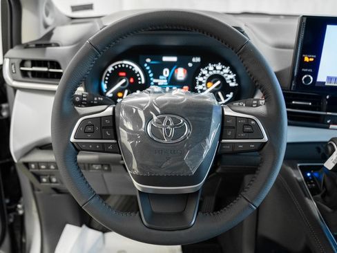 New 2026 Toyota Sienna XLE FWD image 30