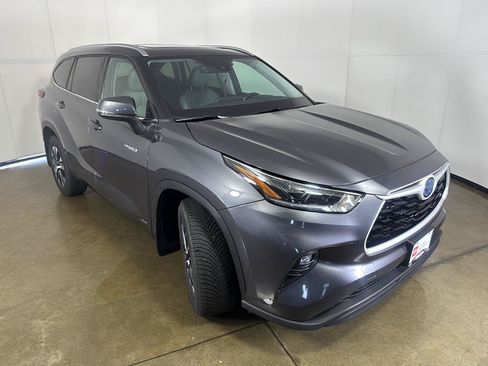 Used 2021 Toyota Highlander XLE AWD/4WD image 8
