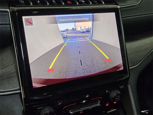 Used 2022 Jeep Grand Cherokee Limited image 24