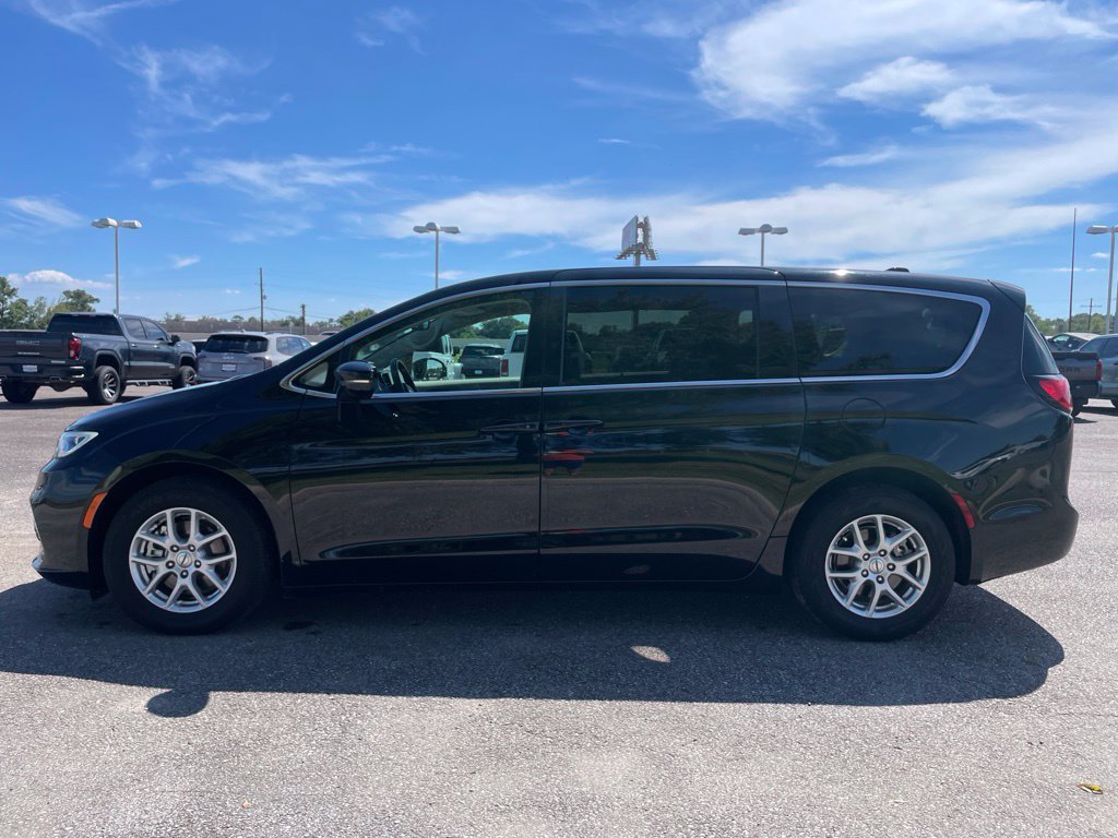 Used 2024 Chrysler Pacifica Touring-L FWD image 4