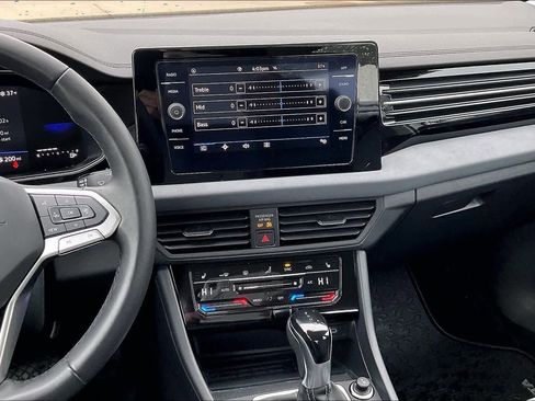 Used 2025 Volkswagen Jetta SE image 6