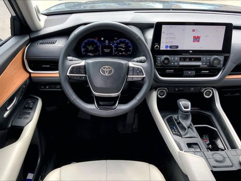 Used 2025 Toyota Grand Highlander FWD image 6