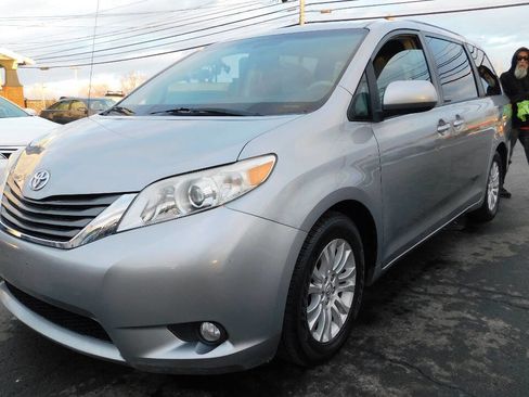 Used 2012 Toyota Sienna XLE image 4