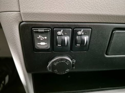 Used 2017 Toyota Sienna XLE image 25