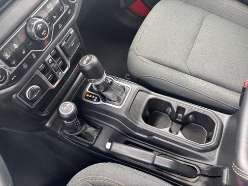 Used 2025 Jeep Wrangler Sahara image 41