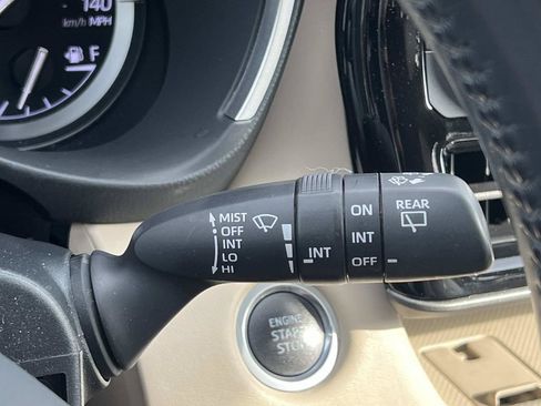 Used 2021 Toyota Highlander XLE FWD image 34