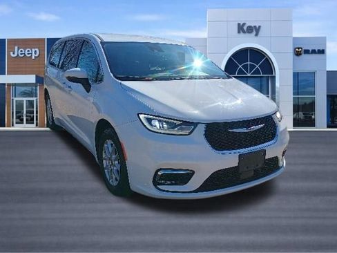 Used 2023 Chrysler Pacifica Touring-L FWD image 8