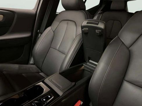 Used 2025 Volvo XC40 B5 Plus image 55